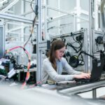 Engenheira a monitorizar sistema de climatização industrial